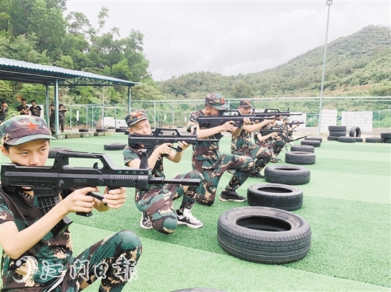 小營員們集體進行45米跪姿射擊訓(xùn)練。