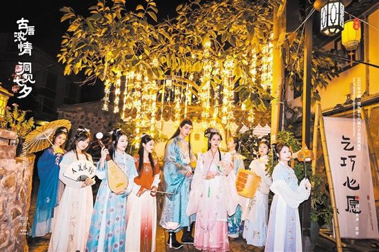 伴隨著“夜光經(jīng)濟”“沙灘經(jīng)濟”的興起，游客們多了在東岙村駐足停留的理由，也讓當?shù)卮迕裼辛烁鄤?chuàng)業(yè)、就業(yè)機會。