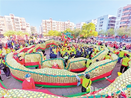 新會(huì)區(qū)三江鎮(zhèn)舉行金龍巡游活動(dòng)。