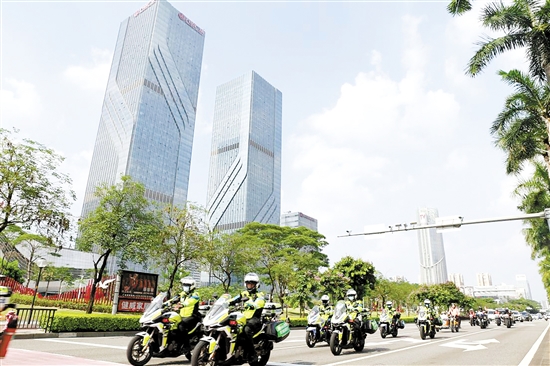江門公安交警開展交通安全巡查。