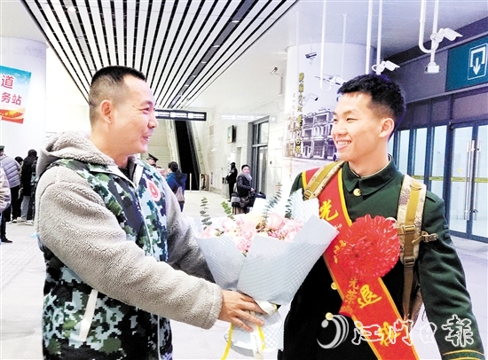 為退役軍人送上鮮花，歡迎他們返鄉(xiāng)。