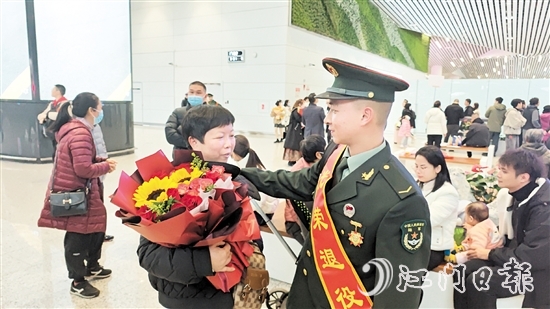 退役軍人見到了久違的家人。