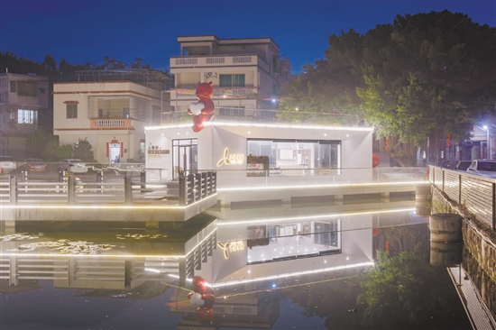 杜阮鎮(zhèn)上巷村是省首批“百千萬工程”典型村。上巷書吧以清幽的環(huán)境吸引村民前來悅讀。