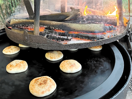 恩平燒餅是恩平傳統特色小吃，剛出爐的燒餅，表面金黃，軟糯香脆。