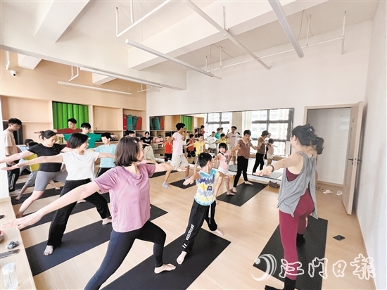 居民參加永賢社區(qū)舉辦的活力健身操及親子瑜伽“鄰”距離健康系列活動(dòng)。