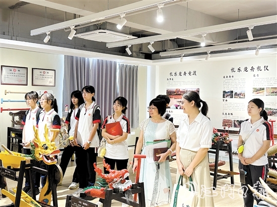 五邑大學(xué)“邑龍同舟”實(shí)踐團(tuán)走進(jìn)禮樂街道，了解禮樂龍舟文化。