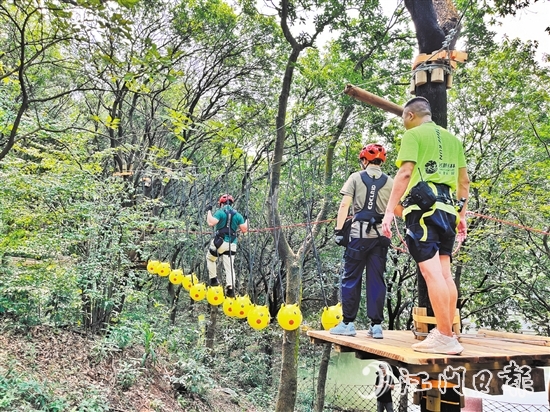 游客在工作人員的指導(dǎo)下，學(xué)習(xí)相關(guān)安全知識(shí)，現(xiàn)場(chǎng)體驗(yàn)部分游玩項(xiàng)目。
