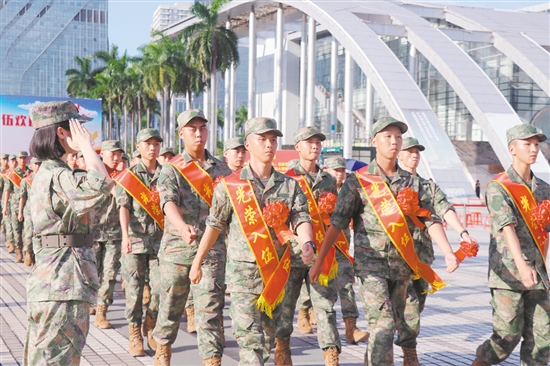 我市舉行隆重的新兵歡送儀式。朱磊磊