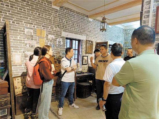 倉東遺產(chǎn)教育基地成為人們了解僑鄉(xiāng)歷史文化的一個(gè)平臺(tái)，經(jīng)常有人來這里參觀學(xué)習(xí)。