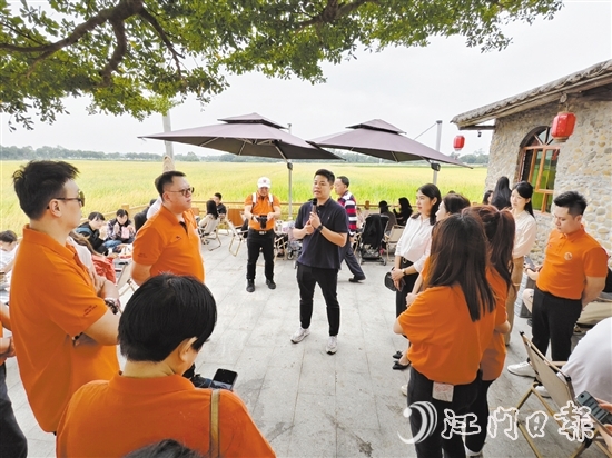 中山青年企業(yè)家一行來到牛江鎮(zhèn)昌梅村，游歷馮如故居，打卡“牛欄咖啡”。