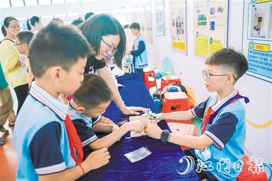 東暉小學(xué)五年級(jí)學(xué)生鄭昊宇（右）帶來(lái)了他制作的墻角照明防撞報(bào)警系統(tǒng)。