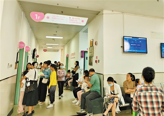 我市不少醫(yī)院的兒科門診接診量有明顯增長趨勢。