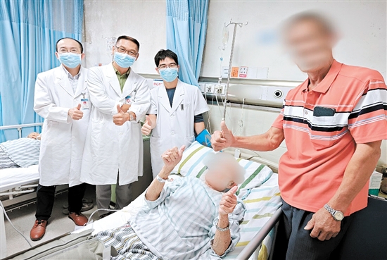 患者及家屬為醫(yī)護人員點贊。