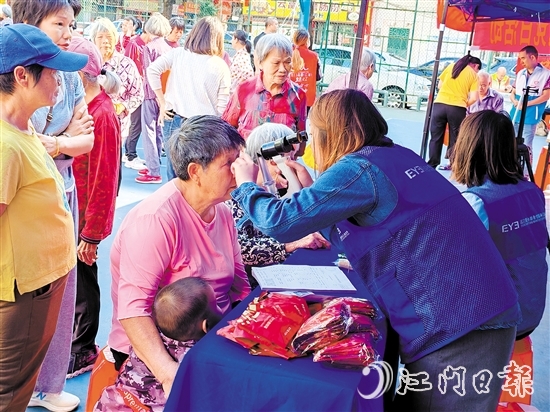 在文苑社區(qū)黨群服務(wù)集市，居民可以享受到健康義診等便民公益服務(wù)。