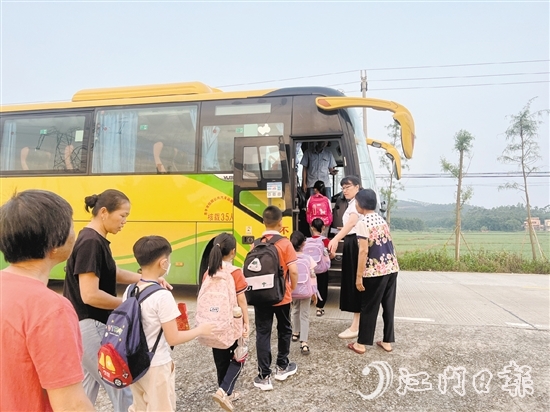 沙湖鎮(zhèn)為相關(guān)學(xué)校配備校車，解決學(xué)生接送問題。