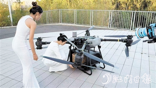 無人機把外賣送到泉林飛行主題館。