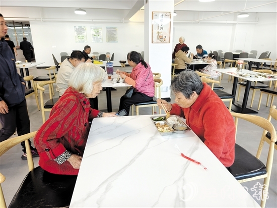 錦江社區(qū)長者食堂的飯菜價(jià)格“接地氣”，整潔、衛(wèi)生的環(huán)境令大家安心、放心。
