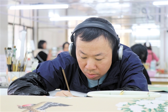 畫師戴著耳機(jī)，可以讓精神更專注。（受訪者供圖）