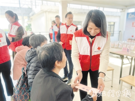 鶴山市紅十字會(huì)向困難群眾代表發(fā)放慰問(wèn)金。
