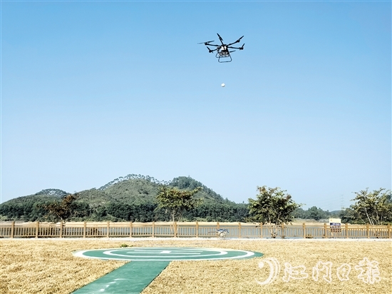 在參賽選手的操作下，無(wú)人機(jī)向目標(biāo)地點(diǎn)投擲物品。