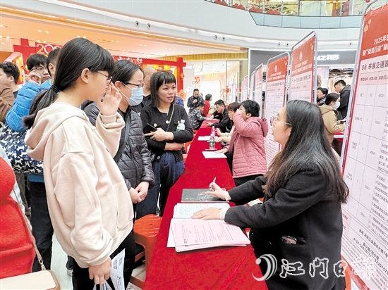 求職者熱情高漲，紛紛在各企業(yè)招聘攤位前駐足，詳細咨詢崗位信息。