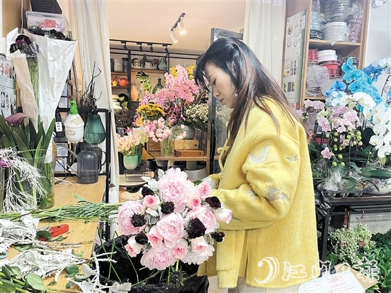 花店員工忙趕訂單。
