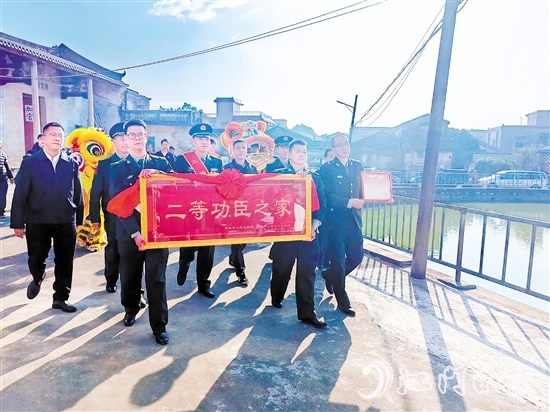 臺山全面開展“立功送喜報、懸掛光榮牌”活動。