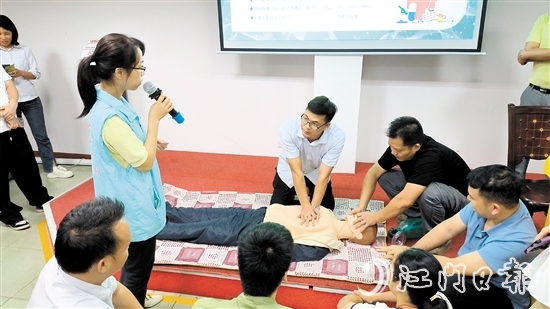 桃源分院把應(yīng)急救助技能培訓(xùn)“搬進”企業(yè)，提升企業(yè)職工自救互救能力。