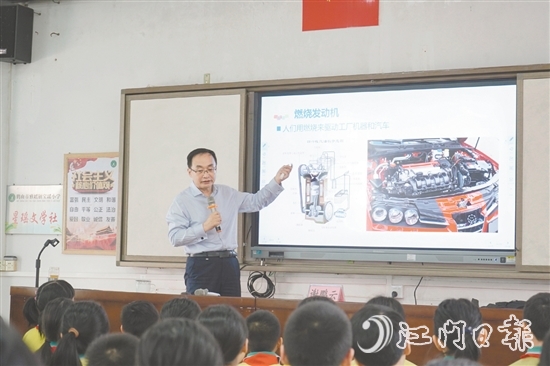 謝鵬云向學生們介紹燃燒學的應用。
