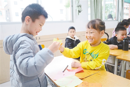 學(xué)生在“小小候鳥(niǎo)修煉營(yíng)”學(xué)習(xí)折紙。