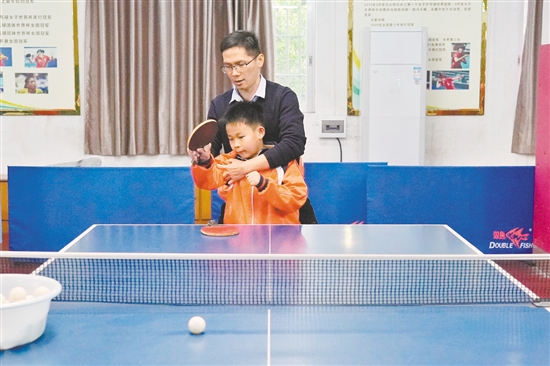 桃源小學(xué)乒乓球隊(duì)隊(duì)員在教練的指導(dǎo)下，認(rèn)真進(jìn)行發(fā)球與接發(fā)球、正反手拉球等技術(shù)練習(xí)。