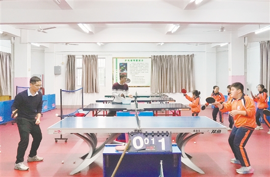 桃源小學(xué)將乒乓球運(yùn)動(dòng)融入學(xué)生校園生活的方方面面，推動(dòng)學(xué)校“一校一品”建設(shè)，讓乒乓球文化在校園中處處體現(xiàn)。