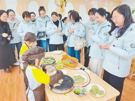 聯(lián)合調(diào)研組實(shí)地考察各園的辦園理念、環(huán)境創(chuàng)設(shè)、課程特色及師資隊(duì)伍建設(shè)情況。