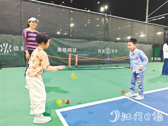 在公益課上，青少年班的學(xué)員們通過趣味游戲認識網(wǎng)球運動。