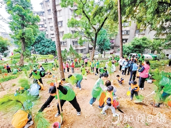 隨著“三項清單”的推進，社區(qū)居民更積極參與志愿服務，共同扮靚社區(qū)環(huán)境。