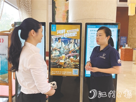 黃康怡（右）與酒店工作人員溝通中。