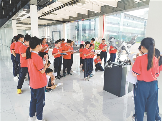 學(xué)生們走進(jìn)企業(yè)，近距離感受智能工業(yè)的魅力。