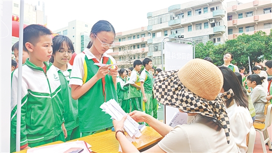 游戲區(qū)設(shè)置了多個(gè)游戲攤位，考驗(yàn)學(xué)生的朗讀能力、科學(xué)知識(shí)儲(chǔ)備、詩(shī)詞知識(shí)儲(chǔ)備、語(yǔ)言組織能力及口頭表達(dá)能力。