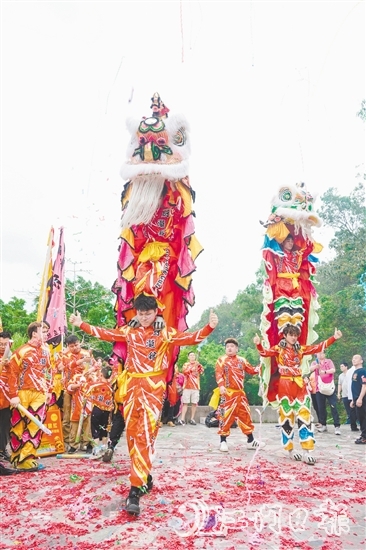 一眾弟子以醒獅和武術(shù)的形式表達(dá)對祖師的緬懷。