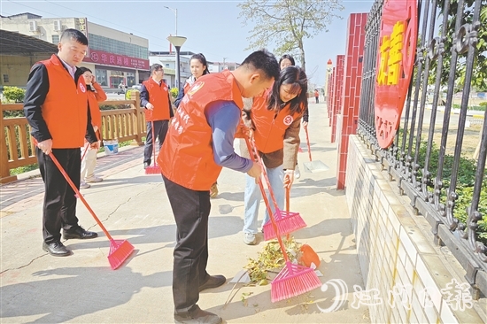 江門(mén)置業(yè)發(fā)展的黨員多次開(kāi)展清潔志愿服務(wù)活動(dòng)，助力鄉(xiāng)村人居環(huán)境改善。