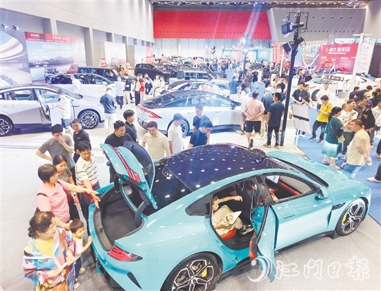 昨日早上，江門五一國際車展現(xiàn)場人氣旺。郭永樂