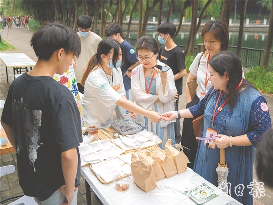 創(chuàng)意十足的糕點吸引不少市民前來品嘗和購買。