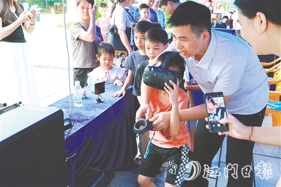 孩子在家長的帶領(lǐng)下體驗(yàn)高新技術(shù)。