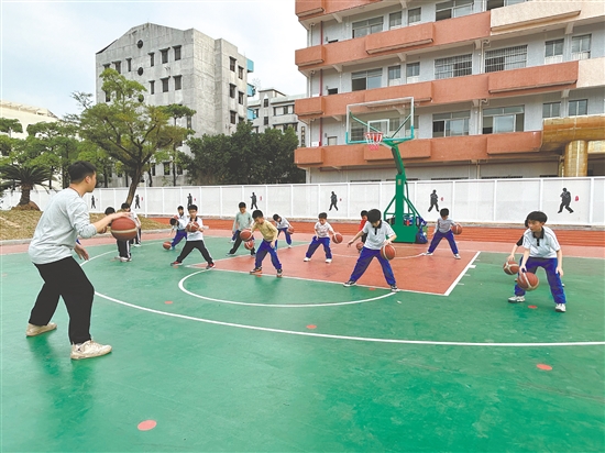鶴山一中附屬小學(xué)將籃球運(yùn)動(dòng)納入體育常規(guī)課程，每周開(kāi)設(shè)一節(jié)籃球普及課，培養(yǎng)學(xué)生對(duì)籃球運(yùn)動(dòng)的興趣。