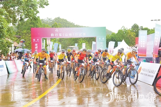 第十五屆全國(guó)運(yùn)動(dòng)會(huì)自行車(chē)（山地）測(cè)試賽鳴槍開(kāi)賽，選手們展開(kāi)激烈比拼。