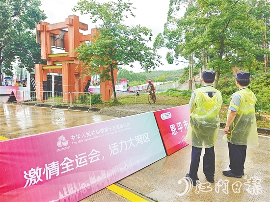 警察現(xiàn)場(chǎng)維持賽場(chǎng)秩序，保證比賽順利進(jìn)行。