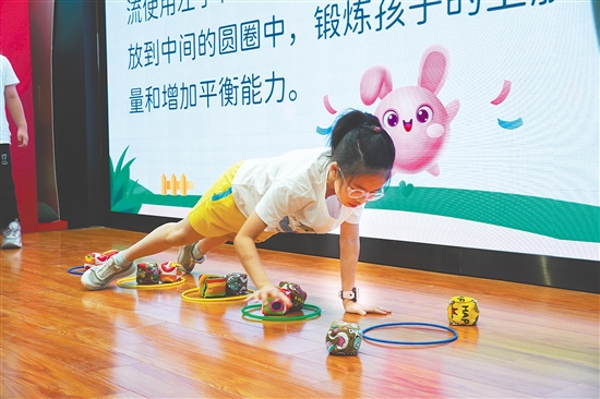 學(xué)生在體驗趣味體態(tài)訓(xùn)練。