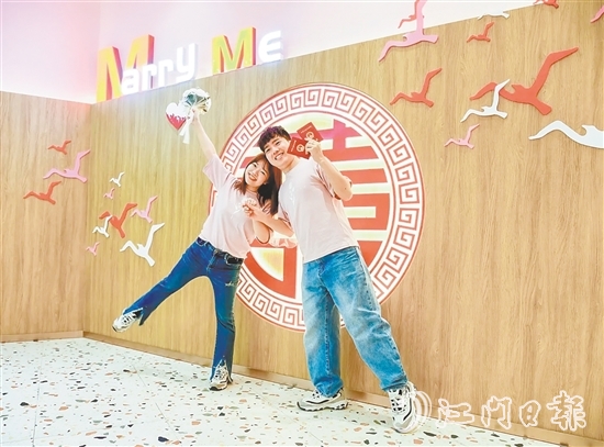 江海區(qū)婚姻登記處布置了溫馨浪漫的氛圍，吸引新人打卡留念。劉瓊