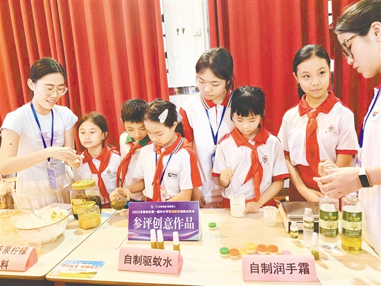 新會(huì)陳經(jīng)綸中學(xué)注重把學(xué)科知識(shí)與勞動(dòng)實(shí)踐相結(jié)合，同學(xué)們?cè)谌の秾?shí)踐中可以學(xué)習(xí)到更多知識(shí)。