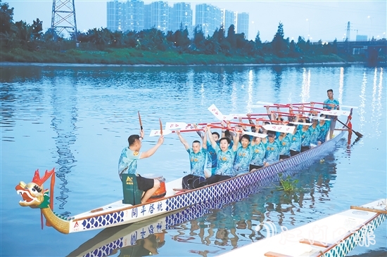 開平河道上吶喊聲此起彼伏，各村龍舟隊正緊鑼密鼓備戰(zhàn)訓(xùn)練。